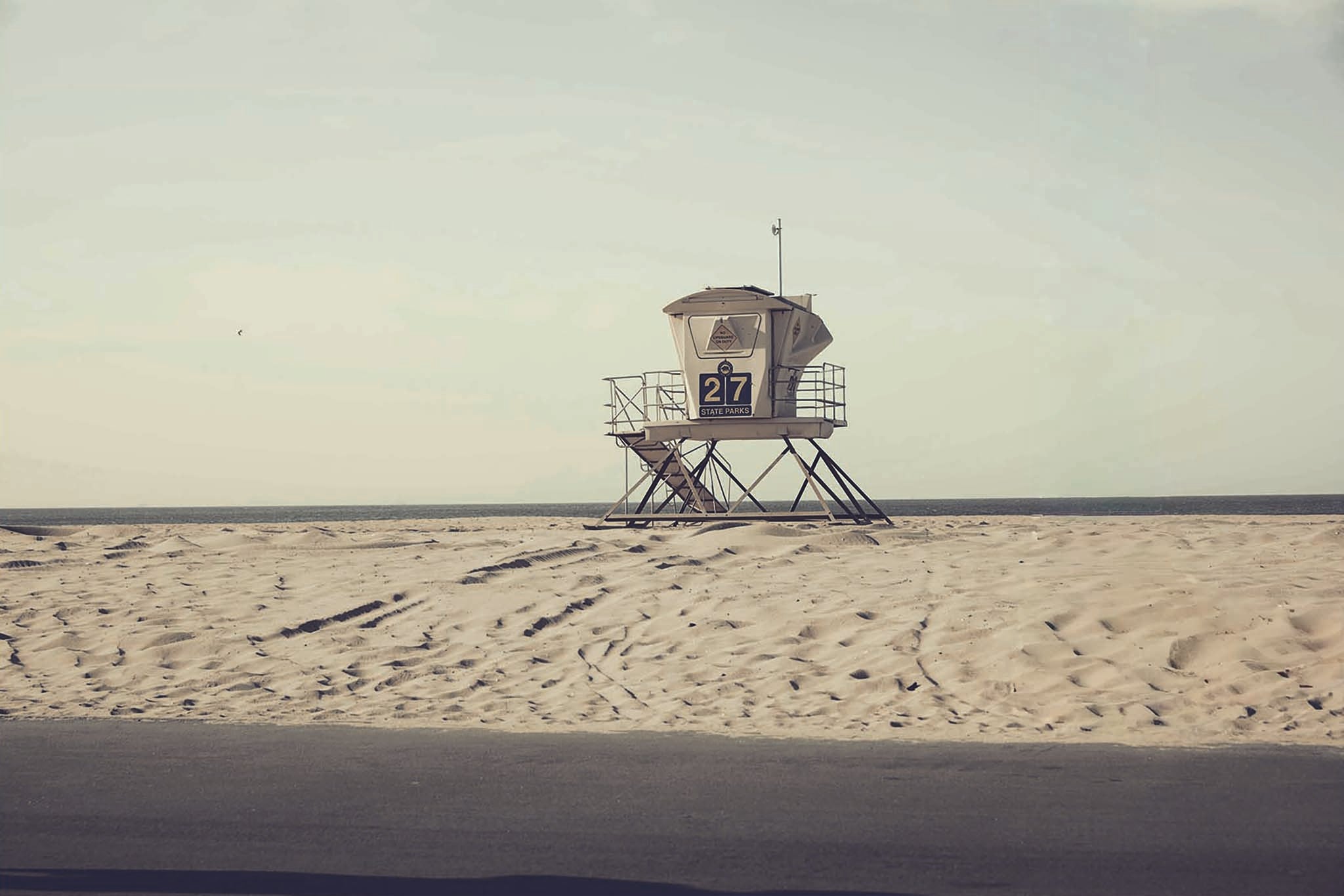 27 State Park – Closure fine art photograph by Frank Kayser showing coastal horizon in a minimal seascape (California State Park – Early Morning)