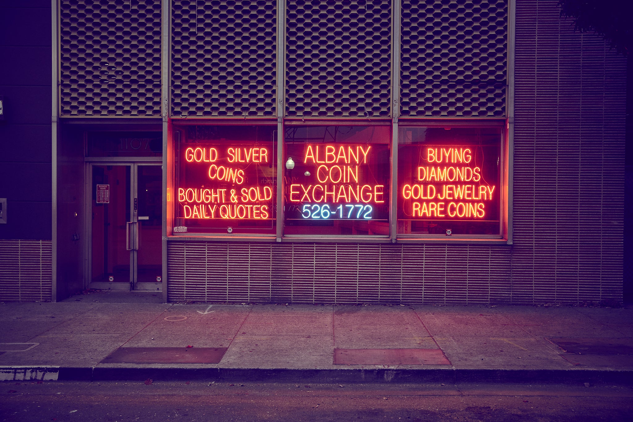 Neon Honey fine art photograph by Frank Kayser showing urban architecture in a city stillness (San Francisco – Urban Night Series, 2018)