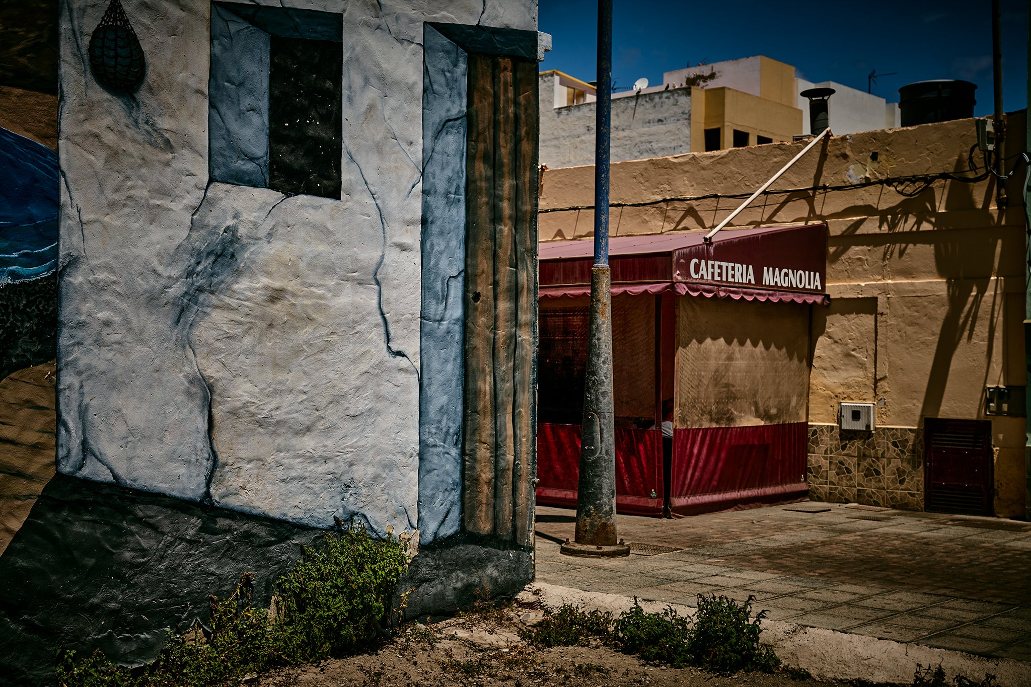 Urban texture of a Southern stopover.