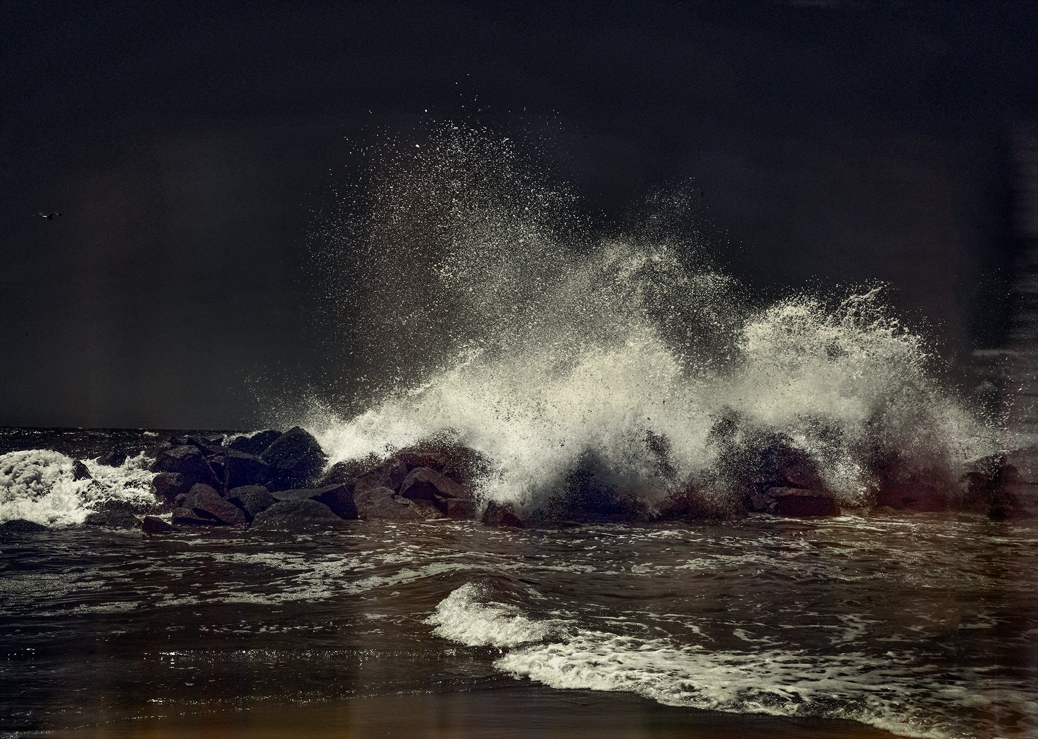 BLACK WATER fine art photograph by Frank Kayser showing coastal horizon in a minimal seascape (Mauritius Island – Territories Series)
